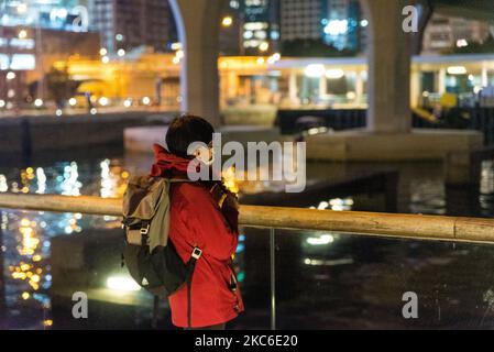 Un manifestant joue « gloire à Hong Kong » sur sa flûte sur la promenade Kwun Tong, à Hong Kong, en Chine, sur 24 décembre 2020. (Photo de Marc Fernandes/NurPhoto) Banque D'Images