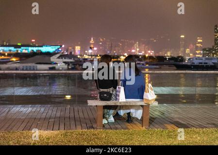 Deux jeunes femmes (pas des manifestants) célèbrent la veille de Noël sur la promenade Kwun Tong, à Hong Kong, en Chine, sur 24 décembre 2020. (Photo de Marc Fernandes/NurPhoto) Banque D'Images