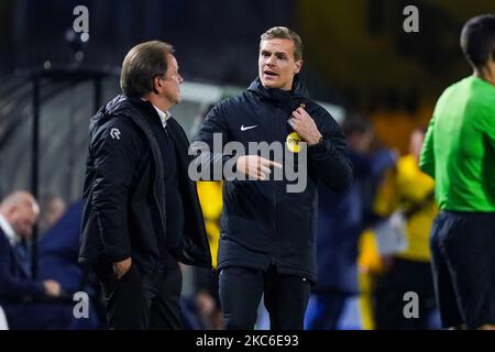 BREDA, PAYS-BAS - NOVEMBRE 4: Entraîneur/entraîneur Mike Snoei de Telstar, 4th officiel Tim visser pendant le match néerlandais de Keukenkampioosdivision entre NAC Breda et Telstar à Rat Verlegh Stadion 4 novembre 2022 à Breda, pays-Bas (photo de Joris Verwijst/Orange Pictures) Credit: Orange pics BV/Alay Live News Banque D'Images