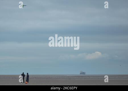 Un couple volant un cerf-volant sur la plage de Sandymount à Dublin le jour de Noël. Vendredi, 25 décembre 2020, à Dublin, Irlande. (Photo par Artur Widak/NurPhoto) Banque D'Images