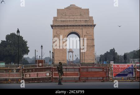 Le personnel de sécurité se tient à l'extérieur de la barricade de police à la porte de l'Inde, car aucun rassemblement n'est autorisé autour de la porte de l'Inde en raison de l'imposition de l'article 144, à New Delhi le 26 décembre 2020. Plusieurs manifestations ont eu lieu près de la porte de l'Inde. Les récentes manifestations sur le projet de loi agricole au cours desquelles un tracteur a été incendié ont eu lieu dans cette zone. (Photo de David Talukdar/NurPhoto) Banque D'Images