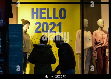 Bonjour 2021 vu dans une vitrine sur O'Connell Street dans le centre-ville de Dublin, le jour de St. Stephen's. Taoiseach Micheal Martin a annoncé sur 22 décembre une série de nouvelles restrictions de niveau 5 visant à contenir la propagation du coronavirus. Parmi eux figurent les restrictions à la circulation des personnes et l'ouverture de tous les magasins de détail non essentiels (les magasins peuvent rester ouverts mais doivent reporter les ventes de janvier). Le ministère de la Santé a rapporté aujourd'hui un nouveau record quotidien de nouveaux cas pour la République d'Irlande, avec 1 296 nouveaux cas et 6 décès (2 294 nouveaux cas et 26 décès confirmés sur l'île d'Irelan Banque D'Images