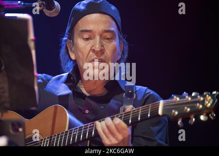 Alvaro Urquijo, du groupe de musique espagnol Los Secretos, se produit lors du concert au théâtre Nuevo Alcala à Madrid, Espagne, le 26 décembre 2020. (Photo par Oscar Gonzalez/NurPhoto) Banque D'Images