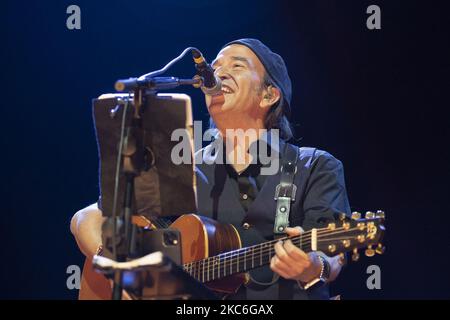 Alvaro Urquijo, du groupe de musique espagnol Los Secretos, se produit lors du concert au théâtre Nuevo Alcala à Madrid, Espagne, le 26 décembre 2020. (Photo par Oscar Gonzalez/NurPhoto) Banque D'Images