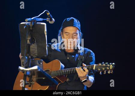 Alvaro Urquijo, du groupe de musique espagnol Los Secretos, se produit lors du concert au théâtre Nuevo Alcala à Madrid, Espagne, le 26 décembre 2020. (Photo par Oscar Gonzalez/NurPhoto) Banque D'Images