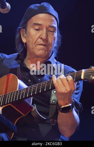 Alvaro Urquijo, du groupe de musique espagnol Los Secretos, se produit lors du concert au théâtre Nuevo Alcala à Madrid, Espagne, le 26 décembre 2020. (Photo par Oscar Gonzalez/NurPhoto) Banque D'Images