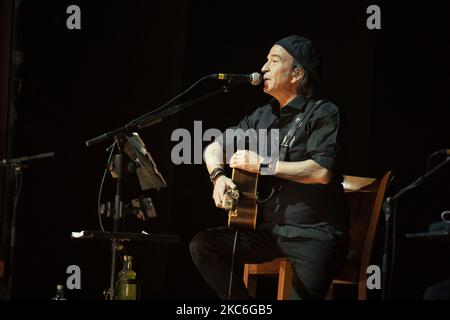 Alvaro Urquijo, du groupe de musique espagnol Los Secretos, se produit lors du concert au théâtre Nuevo Alcala à Madrid, Espagne, le 26 décembre 2020. (Photo par Oscar Gonzalez/NurPhoto) Banque D'Images