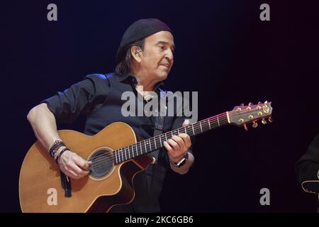 Alvaro Urquijo, du groupe de musique espagnol Los Secretos, se produit lors du concert au théâtre Nuevo Alcala à Madrid, Espagne, le 26 décembre 2020. (Photo par Oscar Gonzalez/NurPhoto) Banque D'Images