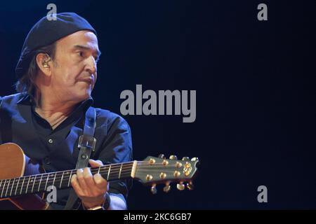 Alvaro Urquijo, du groupe de musique espagnol Los Secretos, se produit lors du concert au théâtre Nuevo Alcala à Madrid, Espagne, le 26 décembre 2020. (Photo par Oscar Gonzalez/NurPhoto) Banque D'Images