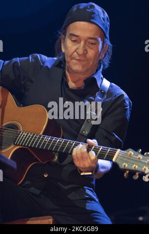 Alvaro Urquijo, du groupe de musique espagnol Los Secretos, se produit lors du concert au théâtre Nuevo Alcala à Madrid, Espagne, le 26 décembre 2020. (Photo par Oscar Gonzalez/NurPhoto) Banque D'Images