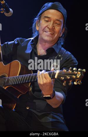 Alvaro Urquijo, du groupe de musique espagnol Los Secretos, se produit lors du concert au théâtre Nuevo Alcala à Madrid, Espagne, le 26 décembre 2020. (Photo par Oscar Gonzalez/NurPhoto) Banque D'Images