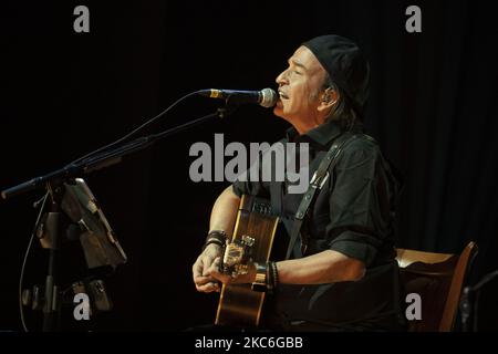 Alvaro Urquijo, du groupe de musique espagnol Los Secretos, se produit lors du concert au théâtre Nuevo Alcala à Madrid, Espagne, le 26 décembre 2020. (Photo par Oscar Gonzalez/NurPhoto) Banque D'Images