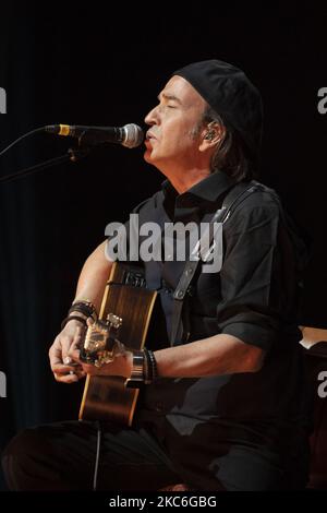 Alvaro Urquijo, du groupe de musique espagnol Los Secretos, se produit lors du concert au théâtre Nuevo Alcala à Madrid, Espagne, le 26 décembre 2020. (Photo par Oscar Gonzalez/NurPhoto) Banque D'Images