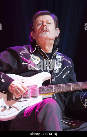 Ramo Arroyo du groupe de musique espagnol Los Secretos se produit lors du concert du groupe au théâtre Nuevo Alcala à Madrid, Espagne, 26 décembre 2020 (photo d'Oscar Gonzalez/NurPhoto) Banque D'Images