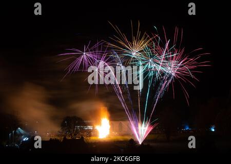 Killéarn, Stirling, Écosse, Royaume-Uni. 4th novembre 2022. Spectaculaire feu d'artifice communautaire et feu de joie dans le village de Killén, Stirling, Écosse crédit: Kay Roxby/Alay Live News Banque D'Images