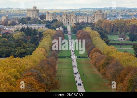 Windsor, Royaume-Uni. 23rd octobre 2022. Les châtaigniers à cheval et les platanes londoniens bordant la longue promenade en face du château de Windsor arborent des couleurs automnales. Conserva Banque D'Images