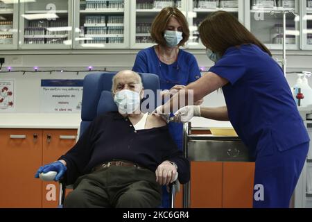 La deuxième personne qui a été vaccinée en Grèce, Michalis Giovanidis 88, une maison de soins, reçoit une injection avec une dose de vaccin COVID-19 à l'hôpital Evaggelismos, à Athènes, sur 27 décembre 2020. (Photo de Panayotis Tzamaros/NurPhoto) Banque D'Images