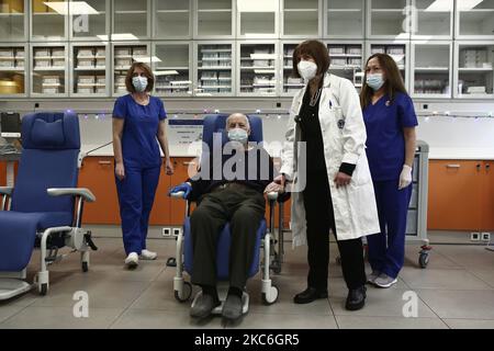 La deuxième personne qui a été vaccinée en Grèce, Michalis Giovanidis 88, une maison de soins, à l'hôpital Evaggelismos, à Athènes, sur 27 décembre 2020. (Photo de Panayotis Tzamaros/NurPhoto) Banque D'Images