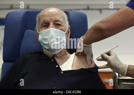 La deuxième personne qui a été vaccinée en Grèce, Michalis Giovanidis 88, une maison de soins, reçoit une injection avec une dose de vaccin COVID-19 à l'hôpital Evaggelismos, à Athènes, sur 27 décembre 2020. (Photo de Panayotis Tzamaros/NurPhoto) Banque D'Images