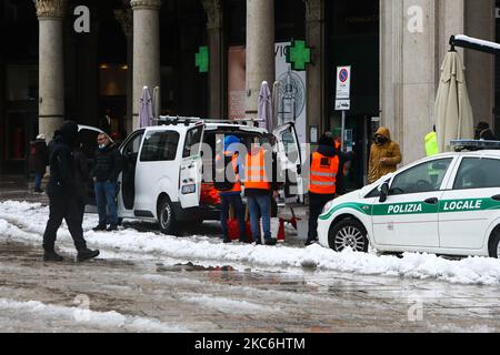 Chute de neige à Milan, Italie sur 28 décembre 2020, Italie. A partir d'aujourd'hui, l'Italie entre dans la zone orange, sont autorisés les transferts à l'intérieur de la municipalité mais pas ceux entre les régions (photo par Mairo Cinquetti/NurPhoto) Banque D'Images