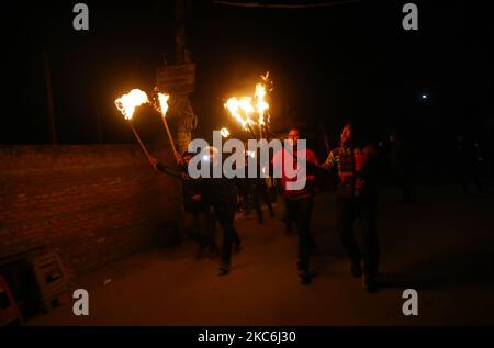 Les manifestants népalais se rassemblent au flambeau pour protester contre la dissolution du Parlement à Katmandou, au Népal, le lundi 28 décembre 2020. Le Premier ministre népalais KP Sharma Oli, en réponse aux défis des rivaux du parti, a recommandé la dissolution du Parlement actuel et a appelé à des élections générales lors d'une réunion d'urgence du cabinet le 20 décembre. La décision a été ratifiée par le Président Bidhya Devi Bhandari, qui a appelé à des élections en deux phases en avril et mai 2021. (Photo par Saroj Baizu/NurPhoto) Banque D'Images