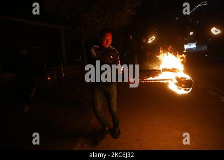 Les manifestants népalais se rassemblent au flambeau pour protester contre la dissolution du Parlement à Katmandou, au Népal, le lundi 28 décembre 2020. Le Premier ministre népalais KP Sharma Oli, en réponse aux défis des rivaux du parti, a recommandé la dissolution du Parlement actuel et a appelé à des élections générales lors d'une réunion d'urgence du cabinet le 20 décembre. La décision a été ratifiée par le Président Bidhya Devi Bhandari, qui a appelé à des élections en deux phases en avril et mai 2021. (Photo par Saroj Baizu/NurPhoto) Banque D'Images