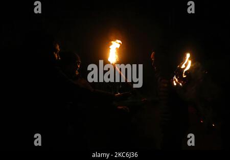 Les manifestants népalais se rassemblent au flambeau pour protester contre la dissolution du Parlement à Katmandou, au Népal, le lundi 28 décembre 2020. Le Premier ministre népalais KP Sharma Oli, en réponse aux défis des rivaux du parti, a recommandé la dissolution du Parlement actuel et a appelé à des élections générales lors d'une réunion d'urgence du cabinet le 20 décembre. La décision a été ratifiée par le Président Bidhya Devi Bhandari, qui a appelé à des élections en deux phases en avril et mai 2021. (Photo par Saroj Baizu/NurPhoto) Banque D'Images