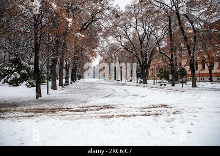 Une vue générale des jardins publics Indro Montanelli couverts de neige lors d'une chute de neige importante sur 28 décembre 2020 à Milan, Italie (photo d'Alessandro Bremec/NurPhoto) Banque D'Images