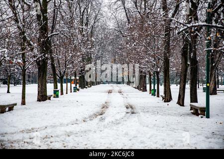 Une vue générale des jardins publics Indro Montanelli couverts de neige lors d'une chute de neige importante sur 28 décembre 2020 à Milan, Italie (photo d'Alessandro Bremec/NurPhoto) Banque D'Images