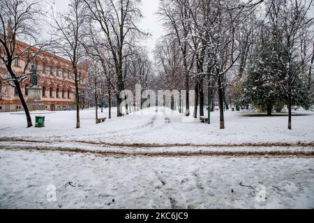 Une vue générale des jardins publics Indro Montanelli couverts de neige lors d'une chute de neige importante sur 28 décembre 2020 à Milan, Italie (photo d'Alessandro Bremec/NurPhoto) Banque D'Images