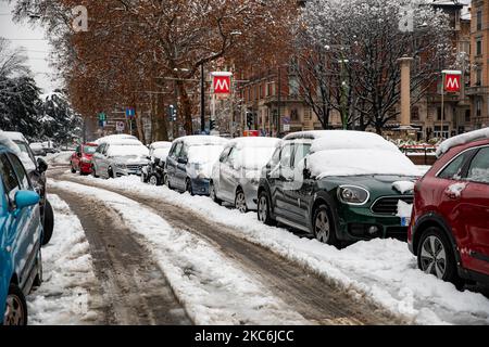 Une vue générale du Corso Venezia recouvert de neige lors d'une grosse chute de neige sur 28 décembre 2020 à Milan, Italie (photo d'Alessandro Bremec/NurPhoto) Banque D'Images