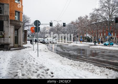 Une vue générale du Corso Venezia recouvert de neige lors d'une grosse chute de neige sur 28 décembre 2020 à Milan, Italie (photo d'Alessandro Bremec/NurPhoto) Banque D'Images