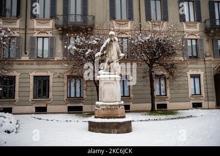 Une vue générale du Corso Venezia recouvert de neige lors d'une grosse chute de neige sur 28 décembre 2020 à Milan, Italie (photo d'Alessandro Bremec/NurPhoto) Banque D'Images