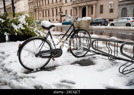 Une vue générale du Corso Venezia recouvert de neige lors d'une grosse chute de neige sur 28 décembre 2020 à Milan, Italie (photo d'Alessandro Bremec/NurPhoto) Banque D'Images