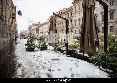 Une vue générale du Corso Venezia recouvert de neige lors d'une grosse chute de neige sur 28 décembre 2020 à Milan, Italie (photo d'Alessandro Bremec/NurPhoto) Banque D'Images