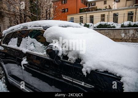 Une vue générale du Corso Venezia recouvert de neige lors d'une grosse chute de neige sur 28 décembre 2020 à Milan, Italie (photo d'Alessandro Bremec/NurPhoto) Banque D'Images