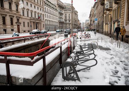 Une vue générale du Corso Venezia recouvert de neige lors d'une grosse chute de neige sur 28 décembre 2020 à Milan, Italie (photo d'Alessandro Bremec/NurPhoto) Banque D'Images