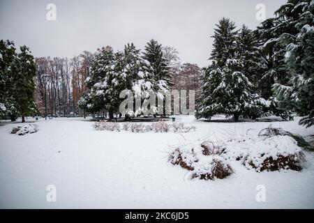 Une vue générale des jardins publics Indro Montanelli couverts de neige lors d'une chute de neige importante sur 28 décembre 2020 à Milan, Italie (photo d'Alessandro Bremec/NurPhoto) Banque D'Images