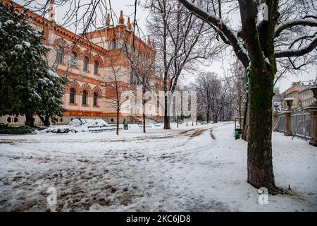 Une vue générale des jardins publics Indro Montanelli couverts de neige lors d'une chute de neige importante sur 28 décembre 2020 à Milan, Italie (photo d'Alessandro Bremec/NurPhoto) Banque D'Images