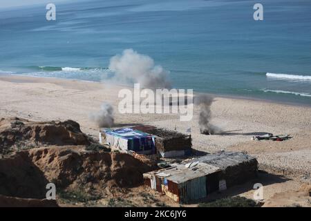 29 décembre 2020, Territoires palestiniens, Gaza : des militants palestiniens participent à un exercice militaire organisé par le mouvement du Hamas et d'autres factions armées palestiniennes sur une plage de la ville de Gaza.(photo de Mamen Faiz/NurPhoto) Banque D'Images