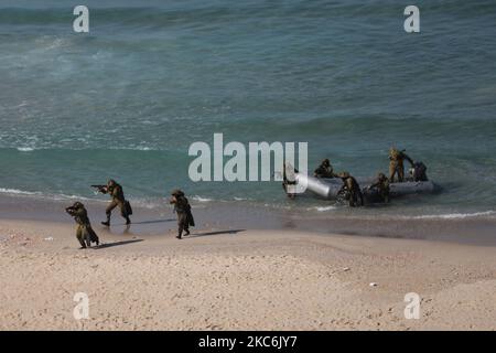 29 décembre 2020, Territoires palestiniens, Gaza : des militants palestiniens participent à un exercice militaire organisé par le mouvement du Hamas et d'autres factions armées palestiniennes sur une plage de la ville de Gaza.(photo de Mamen Faiz/NurPhoto) Banque D'Images