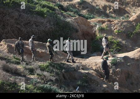 29 décembre 2020, Territoires palestiniens, Gaza : des militants palestiniens participent à un exercice militaire organisé par le mouvement du Hamas et d'autres factions armées palestiniennes sur une plage de la ville de Gaza.(photo de Mamen Faiz/NurPhoto) Banque D'Images