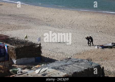 29 décembre 2020, Territoires palestiniens, Gaza : des militants palestiniens participent à un exercice militaire organisé par le mouvement du Hamas et d'autres factions armées palestiniennes sur une plage de la ville de Gaza.(photo de Mamen Faiz/NurPhoto) Banque D'Images