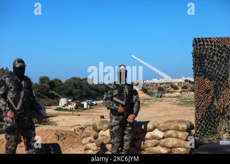 29 décembre 2020, Territoires palestiniens, Gaza : des roquettes sont tirées au cours d'un exercice militaire organisé par le mouvement du Hamas et d'autres factions armées palestiniennes sur une plage de la ville de Gaza (photo de Mamen Faiz/NurPhoto) Banque D'Images