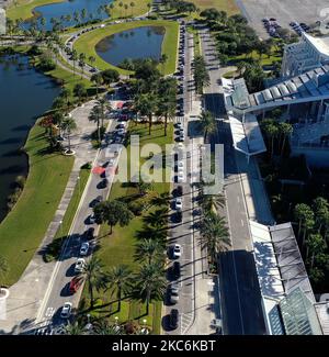 Dans cette vue aérienne d'un drone, Une longue gamme de voitures est vue comme les gens arrivent à recevoir le vaccin Moderna COVID-19 le premier jour où les résidents du comté d'Orange de 65 ans et plus peuvent être vaccinés sur un site de passage au centre des congrès d'Orange County à 29 décembre 2020, à Orlando, en Floride. Les rendez-vous pour recevoir le vaccin les premiers jours ont été comblés en quelques heures, dans le but de vacciner 1500 personnes par jour. (Photo de Paul Hennessy/NurPhoto) Banque D'Images