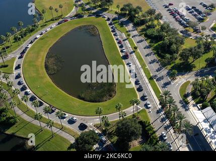 Dans cette vue aérienne d'un drone, Une longue gamme de voitures est vue comme les gens arrivent à recevoir le vaccin Moderna COVID-19 le premier jour où les résidents du comté d'Orange de 65 ans et plus peuvent être vaccinés sur un site de passage au centre des congrès d'Orange County à 29 décembre 2020, à Orlando, en Floride. Les rendez-vous pour recevoir le vaccin les premiers jours ont été comblés en quelques heures, dans le but de vacciner 1500 personnes par jour. (Photo de Paul Hennessy/NurPhoto) Banque D'Images