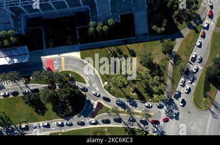 Dans cette vue aérienne d'un drone, Une longue gamme de voitures est vue comme les gens arrivent à recevoir le vaccin Moderna COVID-19 le premier jour où les résidents du comté d'Orange de 65 ans et plus peuvent être vaccinés sur un site de passage au centre des congrès d'Orange County à 29 décembre 2020, à Orlando, en Floride. Les rendez-vous pour recevoir le vaccin les premiers jours ont été comblés en quelques heures, dans le but de vacciner 1500 personnes par jour. (Photo de Paul Hennessy/NurPhoto) Banque D'Images