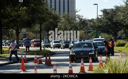 Une longue gamme de voitures est vue comme les gens arrivent à recevoir le vaccin Moderna COVID-19 le premier jour où les résidents du comté d'Orange de 65 ans et plus peuvent être vaccinés sur un site de passage au centre des congrès d'Orange County à 29 décembre 2020, à Orlando, en Floride. Les rendez-vous pour recevoir le vaccin les premiers jours ont été comblés en quelques heures, dans le but de vacciner 1500 personnes par jour. (Photo de Paul Hennessy/NurPhoto) Banque D'Images