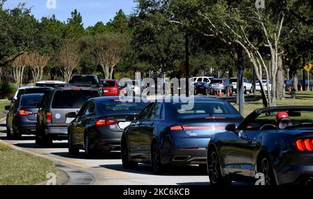 Une longue gamme de voitures est vue comme les gens arrivent à recevoir le vaccin Moderna COVID-19 le premier jour où les résidents du comté d'Orange de 65 ans et plus peuvent être vaccinés sur un site de passage au centre des congrès d'Orange County à 29 décembre 2020, à Orlando, en Floride. Les rendez-vous pour recevoir le vaccin les premiers jours ont été comblés en quelques heures, dans le but de vacciner 1500 personnes par jour. (Photo de Paul Hennessy/NurPhoto) Banque D'Images