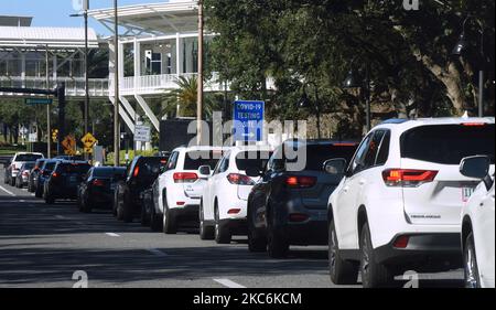Une longue gamme de voitures est vue comme les gens arrivent à recevoir le vaccin Moderna COVID-19 le premier jour où les résidents du comté d'Orange de 65 ans et plus peuvent être vaccinés sur un site de passage au centre des congrès d'Orange County à 29 décembre 2020, à Orlando, en Floride. Les rendez-vous pour recevoir le vaccin les premiers jours ont été comblés en quelques heures, dans le but de vacciner 1500 personnes par jour. (Photo de Paul Hennessy/NurPhoto) Banque D'Images